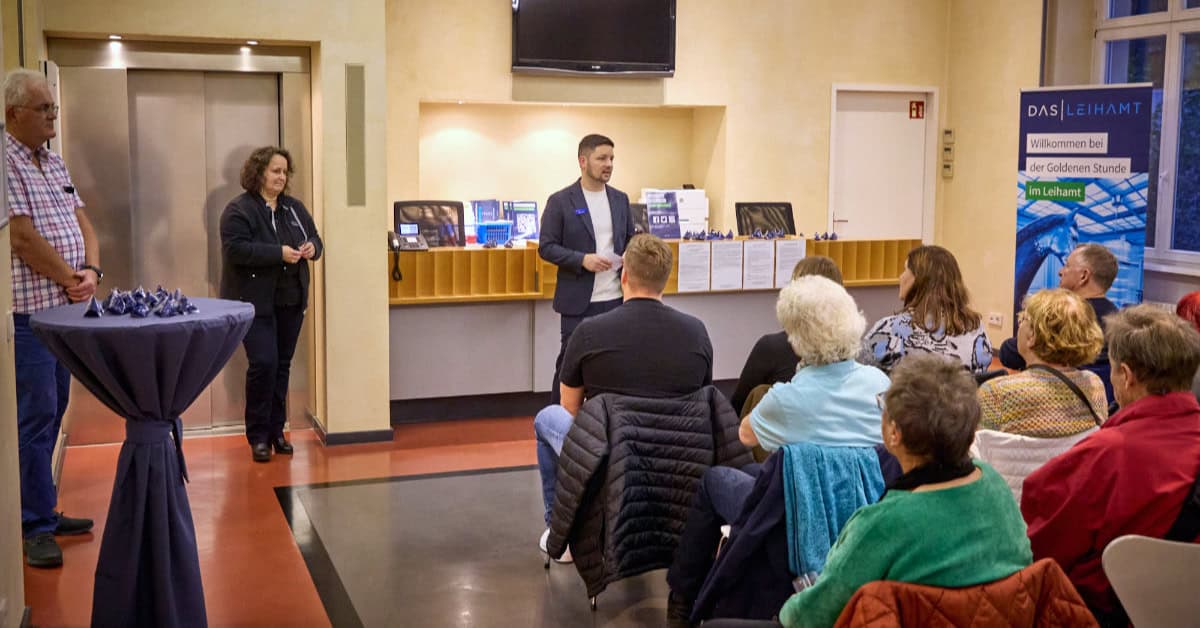 Goldene Stunde im Leihamt: Herr Meinzer spricht vor den Gästen