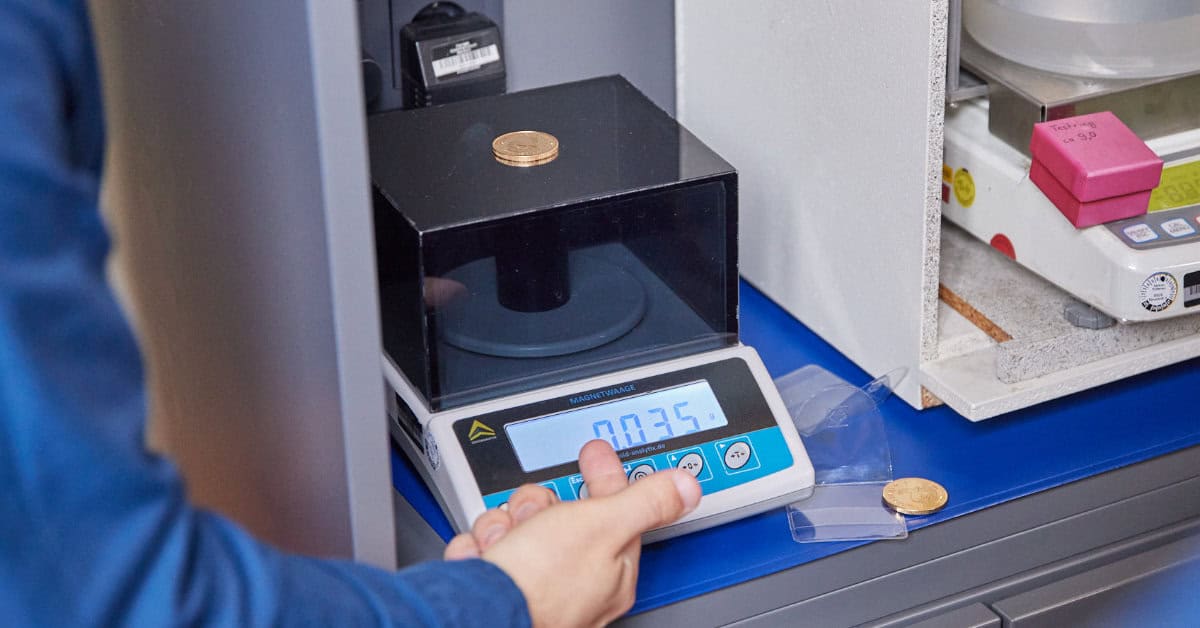 Präzises Wiegen einer Goldmünze bei der Bewertung im Leihamt