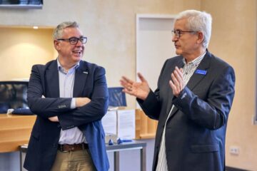Herr Rackwitz begrüßt Bürgermeister Riehle im Leihamt.