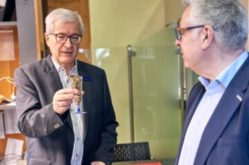 Herr Rackwitz erklärt Bürgermeister Riehle den Pfandkredit.