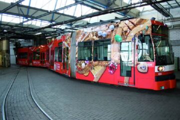 Straßenbahn mit Werbung des Leihamts