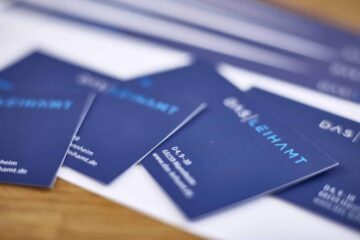 Blaue Visitenkarten des Leihamts