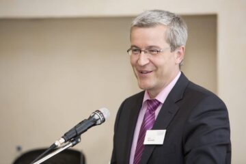 Jürgen Rackwitz spricht am Podium, 2009