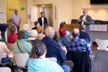 Bürgermeister Thorsten Riehle, ehemaliger Geschäftsführer des Capitols, begrüßt die Mitglieder des Freundeskreises zur Goldenen Stunde im Leihamt