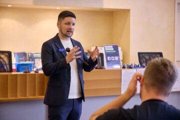 Herr Meinzer spricht zu den Gästen der Goldenen Stunde