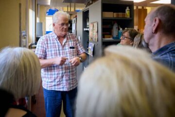 Hinter den Kulissen des Leihamts: Herr Dietz erklärt seinen Aufgabenbereich.