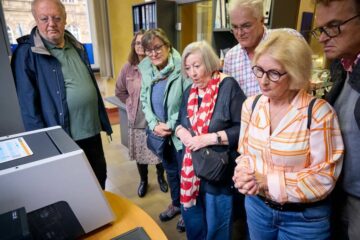 Gebannte Blicke auf eines der speziellen Testgeräte im Leihamt