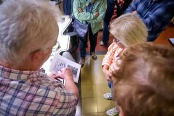 Herr Dietz zeigt Detailfotos von Uhren und worauf beim Schätzen zu achten ist