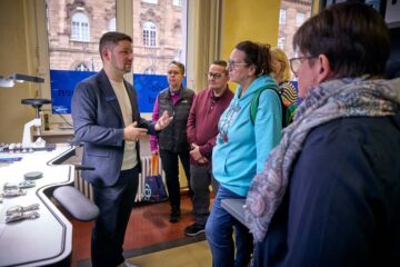 Herr Meinzer erklärt das Vorgehen beim Schätzen des Wertes von Uhren