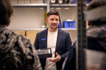 Führung durch das Lager: Herr Meinzer präsentiert Märklin Bahn